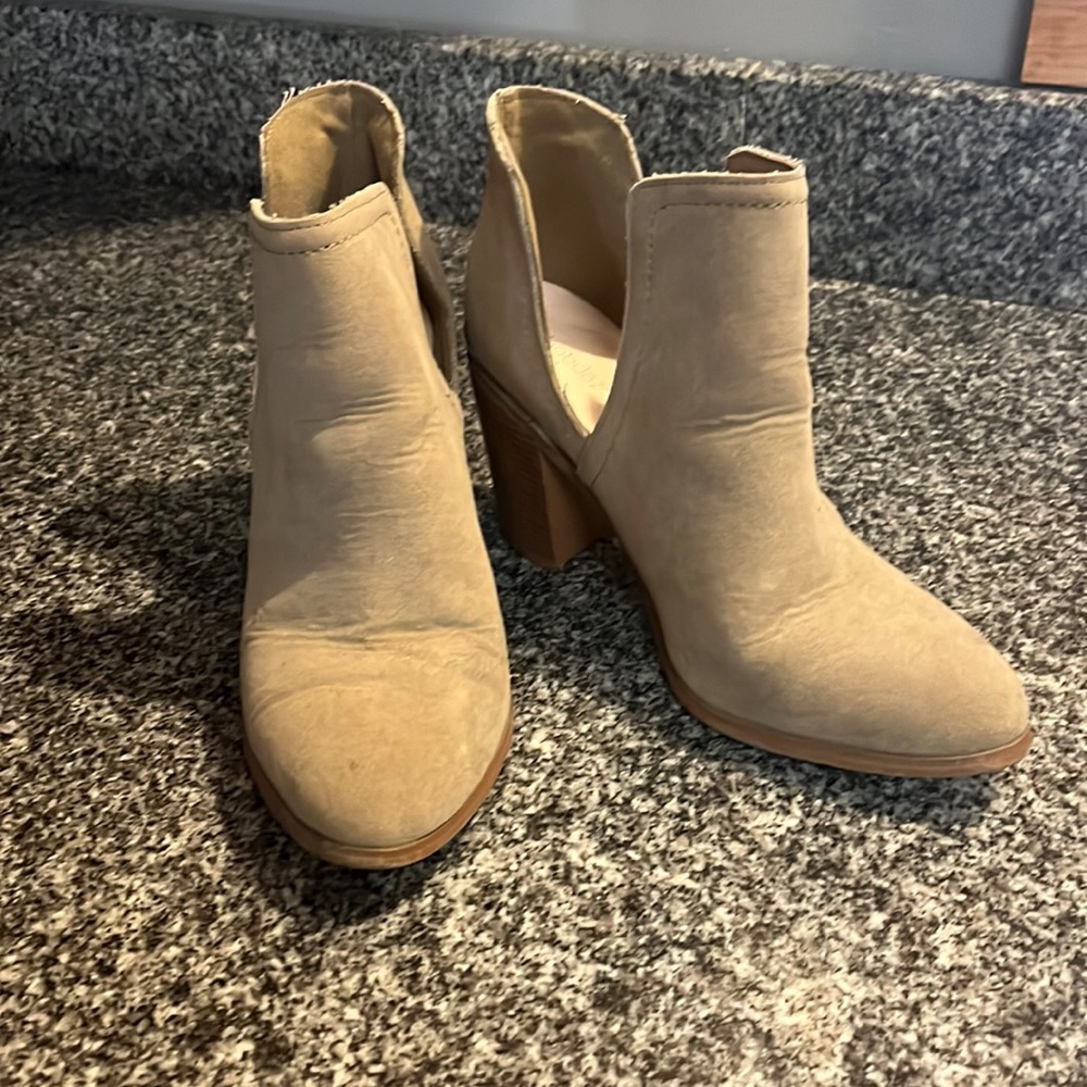 7.5 Shoedazzle ankle booties